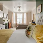 Deco Studio: King Bed, Kitchenette, Stylish & Comfortable