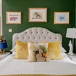 Deco Studio: King Bed, Kitchenette, Stylish & Comfortable