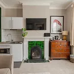 Deco Studio: King Bed, Kitchenette, Stylish & Comfortable