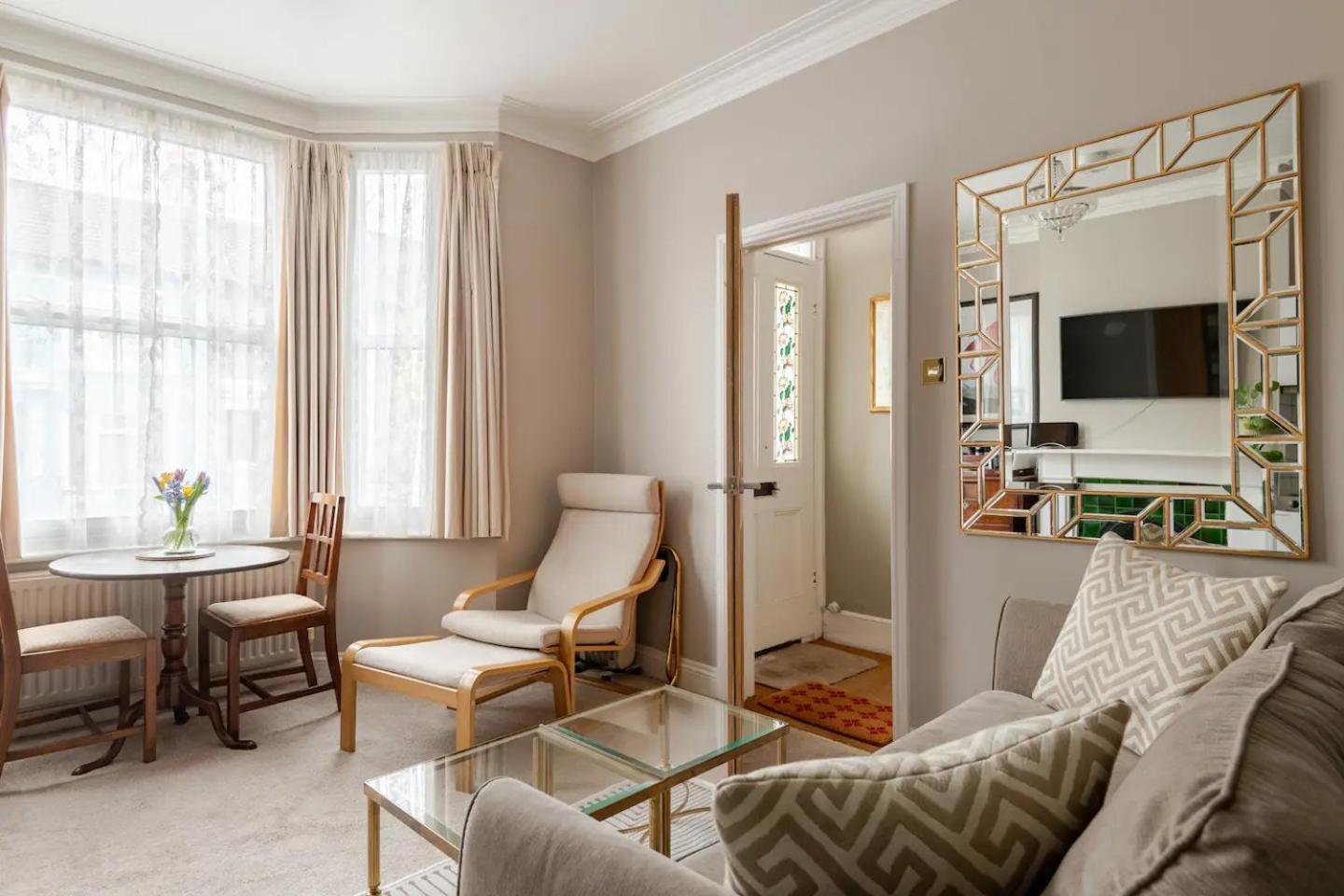 Apartment Deco Studio: King Bed, Kitchenette, Stylish & Comfortable