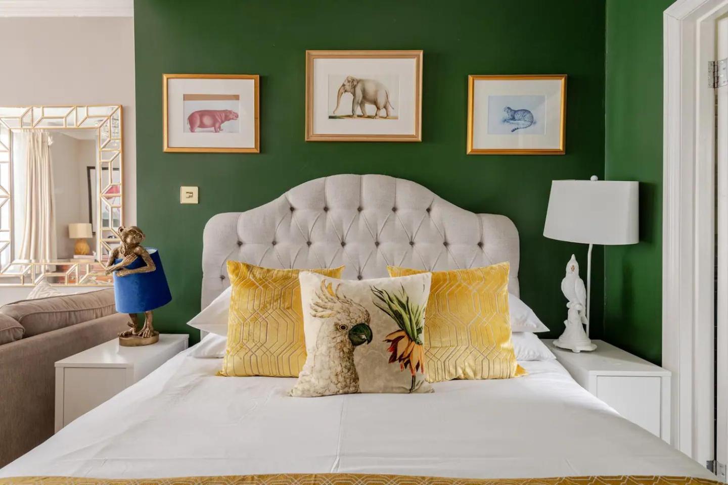 Apartment Deco Studio: King Bed, Kitchenette, Stylish & Comfortable *