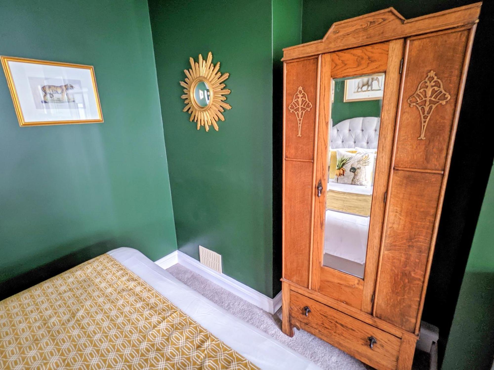 Apartment Deco Studio: King Bed, Kitchenette, Stylish & Comfortable
